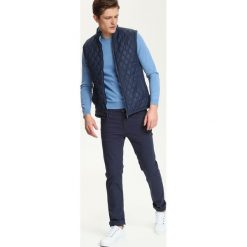 SPODNIE DŁUGIE MĘSKIE KRÓJ 5-POCKET, KLASYCZNE. Spodnie materiałowe TOP SECRET. W wyprzedaży za 49.99 zł.