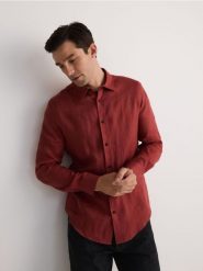 Lniana koszula regular fit - bordowy. Czerwone koszule Reserved, l, bez wzorów, bez kołnierzyka, bez ramiączek. Za 179.99 zł.