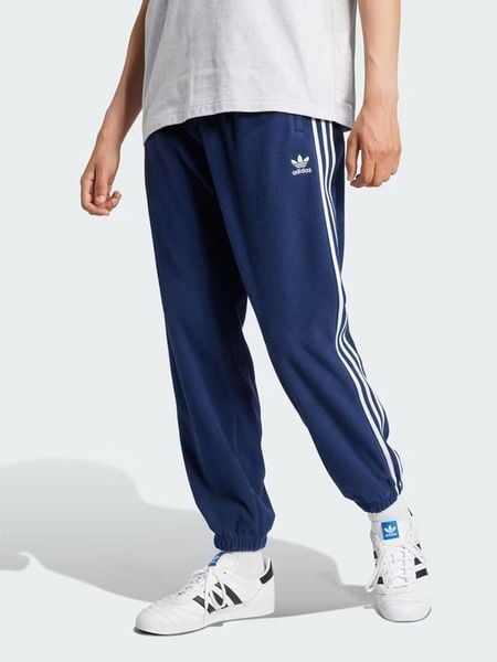 Adidas Spodnie dresowe w kolorze granatowym rozmiar: XS. Niebieskie spodnie treningowe długie Adidas, xs, bez wzorów, z dresówki. Za 118.56 zł.