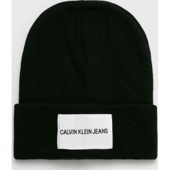 Calvin Klein Jeans - Czapka. Czerwone czapki zimowe Calvin Klein Jeans, bez wzorów, z dzianiny. W wyprzedaży za 99.90 zł.