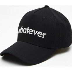 Czapka z daszkiem Whatever - Czarny. Czapki z daszkiem marki Cropp. Za 39.99 zł.