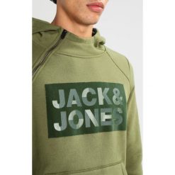 Jack & Jones JCOKALVO HOOD CAMP Bluza z kapturem capulet olive. Bluzy z kapturem marki Jack & Jones, m, z bawełny, z kapturem. Za 149.00 zł.
