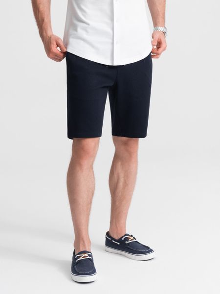 Dzianinowe szorty męskie z ozdobną gumka w pasie - granatowe V1. Niebieskie szorty Ombre Clothing, l, bez wzorów, z dzianiny. W wyprzedaży za 49.99 zł.
