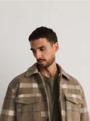 Kurtka typu shacket - beżowy. Brązowe kurtki Reserved, l, bez wzorów, z dzianiny, bez kaptura. W wyprzedaży za 119.99 zł.