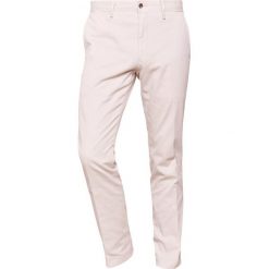 Polo Ralph Lauren SLIM FIT NEWPORT PANT Spodnie materiałowe new sand. Spodnie materiałowe marki Polo Ralph Lauren. W wyprzedaży za 471.20 zł.