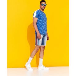 T-SHIRT WZORZYSTY Z LAMPASEM. Niebieskie bluzki z długim rękawem TOP SECRET, l, bez wzorów, bez kołnierzyka, bez ramiączek. W wyprzedaży za 19.99 zł.