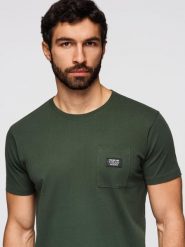 Casualowy męski t-shirt z naszywką na kieszeni – ciemnooliwkowy V4 - Rozmiar: XXL. Zielone t-shirty Ombre Clothing, m, z aplikacjami, z bawełny, bez kołnierzyka, bez ramiączek. Za 129.99 zł.