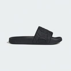KLAPKI PRYSZNICOWE ADIDAS MARVEL SPIDER-MAN ADILETTE. Czarne klapki Adidas, z syntetyku. Za 179.00 zł.