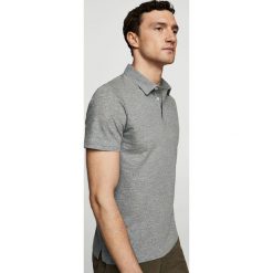 Mango Man - Polo Klaus3. Szare koszulki polo marki Mango Man, z bawełny, polo, z krótkim rękawem. W wyprzedaży za 49.90 zł.