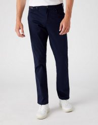 WRANGLER TEXAS SLIM MĘSKIE SPODNIE MATERIAŁOWE NAVY W12SEA114 112145790. Niebieskie spodnie materiałowe Wrangler, l, bez wzorów, z jeansu. Za 209.99 zł.