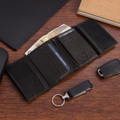 Portfel skórzany męski mały pionowy z flagą czarny RFiD Beltimore D48. Czarne portfele bez wzorów. Za 44.91 zł.