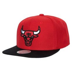 Czapka z daszkiem do koszykówki Mitchell NBA Chicago Bulls NBA Snapback czerwona. Czerwone czapki z daszkiem Mitchell & Ness, bez wzorów. Za 149.00 zł.