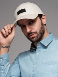 Męska czapka bejsbolówka z daszkiem i prostokątną naszywką – kremowa V2 OM-ACCS-0104 - uniwersalny. Białe czapki z daszkiem Ombre Clothing, z aplikacjami, z bawełny. Za 59.99 zł.