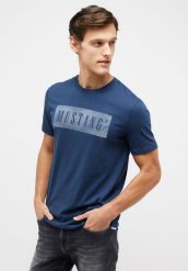 MUSTANG PRINT TEE MĘSKI T-SHIRT KOSZULKA LOGO NADRUK DRESS BLUES 1014937 5334. T-shirty Mustang, m, bez wzorów, bez kołnierzyka, bez ramiączek. Za 69.99 zł.