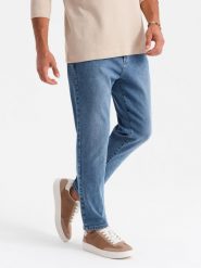 Męskie jeansowe spodnie CARROT FIT z delikatnymi przetarciami – niebieskie V1 OM-PADP-0162 - XL. Niebieskie spodnie materiałowe Ombre Clothing, na co dzień, l, z aplikacjami, z bawełny, casualowe. Za 119.99 zł.