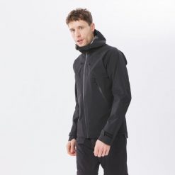 Kurtka turystyczna męska Quechua MH500 wodoodporna. Czarne kurtki przeciwdeszczowe QUECHUA, l, bez wzorów, z elastanu, bez kaptura. Za 399.99 zł.