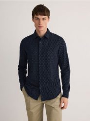 Wzorzysta koszula regular fit - granatowy. Niebieskie koszule Reserved, l, bez wzorów, z bawełny, bez kołnierzyka, bez ramiączek. W wyprzedaży za 59.99 zł.