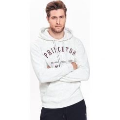 BLUZA MĘSKA TYPU KANGURKA Z NADRUKOWANĄ APLIKACJĄ. Bluzy marki TOP SECRET. W wyprzedaży za 69.99 zł.