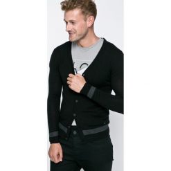 Guess Jeans - Kardigan Carry. Szare swetry rozpinane marki Guess Jeans, z dzianiny, z krótkim rękawem. W wyprzedaży za 249.90 zł.