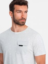 Bawełniany męski t-shirt z literowym printem i kieszonką – biało-szary V3 OM-TSFP-0188 - XXL. Szare t-shirty Ombre Clothing, l, bez wzorów, z bawełny, bez kołnierzyka, bez ramiączek. W wyprzedaży za 39.99 zł.