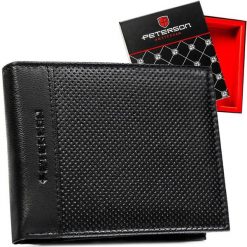 Duży, skórzany portfel męski w czarnym kolorze bez zapięcia zewnętrznego - Peterson. Czarne portfele Peterson, bez wzorów, ze skóry. Za 125.99 zł.