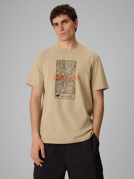 4F T-shirt regular z nadrukiem męski - beżowy S. Brązowe t-shirty 4F, m, bez wzorów, z materiału, bez kołnierzyka, bez ramiączek. Za 69.99 zł.