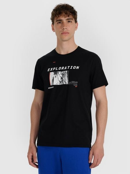 4F T-shirt regular z nadrukiem męski - czarny S. Czarne t-shirty 4F, m, bez wzorów, z bawełny, bez kołnierzyka, bez ramiączek. W wyprzedaży za 29.99 zł.