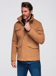 Lekka kurtka męska z kieszeniami i wysokim kołnierzem – brązowa V5 - Rozmiar: XL. Brązowe kurtki Ombre Clothing, m, z aplikacjami, z materiału, bez kaptura. W wyprzedaży za 239.99 zł.