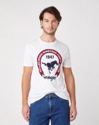 MĘSKI T-SHIRT WRANGLER SS AMERICANA TEE WHITE W7AGD3989 112131338. Białe t-shirty Wrangler, m, bez wzorów, z bawełny, bez kołnierzyka, bez ramiączek. Za 69.99 zł.