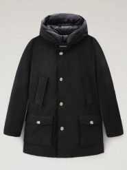 Woolrich Kurtka puchowa w kolorze czarnym rozmiar: L. Czarne kurtki Woolrich, na zimę, l, bez wzorów, z puchu, bez kaptura. Za 2,701.56 zł.