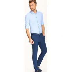 KOSZULA DŁUGI RĘKAW MĘSKA SLIM FIT. Koszule marki TOP SECRET. W wyprzedaży za 49.99 zł.