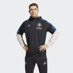 Kurtka do piłki nożnej męska Adidas Manchester United Condivo 22 All-Weather. Czarne kurtki Adidas, m, bez wzorów, z materiału, bez kaptura. Za 310.60 zł.
