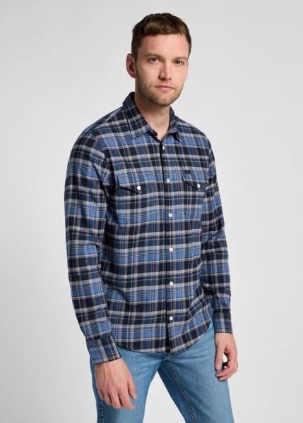 LEE MĘSKA KOSZULA LEE REGULAR SHIRT NAVY 112355697. Niebieskie koszule Lee, m, bez wzorów, bez kołnierzyka, bez ramiączek. Za 159.99 zł.