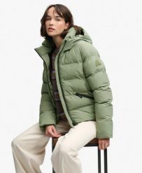 Superdry Pikowana kurtka z kapturem City – Light Khaki Green. Zielone kurtki Superdry, bez wzorów, z materiału, z kapturem. Za 551.50 zł.