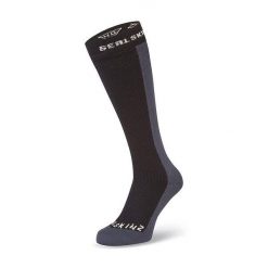 Wysokie skarpetki wodoodporne Sealskinz Worstead. Czarne skarpety SEALSKINZ, bez wzorów. Za 359.50 zł.