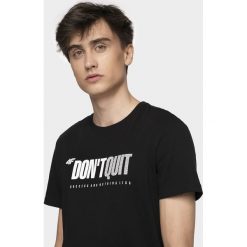 T-shirt męski TSM074 - głęboka czerń. Czarne t-shirty 4F, bez wzorów, bez kołnierzyka, bez ramiączek. W wyprzedaży za 49.99 zł.