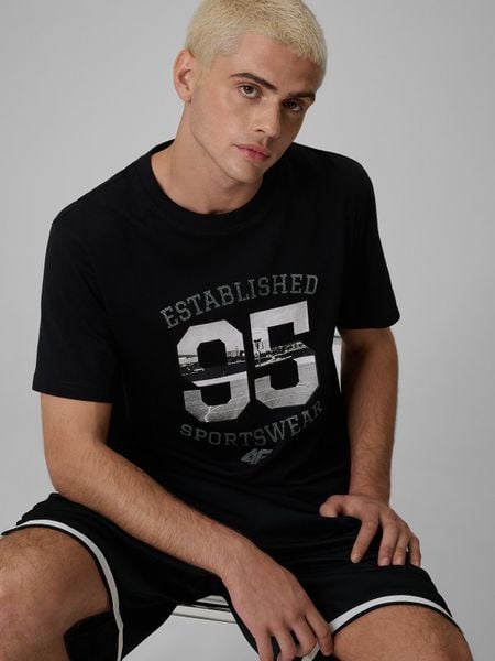 4F T-shirt regular z nadrukiem męski - czarny S. Czarne t-shirty 4F, m, bez wzorów, z bawełny, bez kołnierzyka, bez ramiączek. Za 79.99 zł.