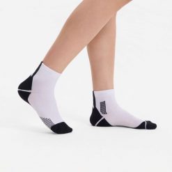 Skarpetki do biegania Kiprun Run 900 średnie grube. Czarne skarpety KIPRUN, bez wzorów, z dzianiny. Za 39.99 zł.