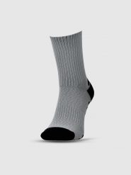 4F Skarpetki do biegania za kostkę uniseks - szare 43-46. Szare skarpety 4F, bez wzorów, z syntetyku. W wyprzedaży za 29.99 zł.