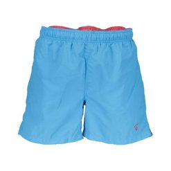 Szorty kąpielowe w kolorze jasnoniebieskim. Klapki marki GANT. W wyprzedaży za 139.95 zł.