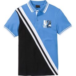 Shirt polo w sportowym stylu bonprix czarno-biało-niebieski z nadrukiem. Koszulki polo marki bonprix. Za 59.99 zł.