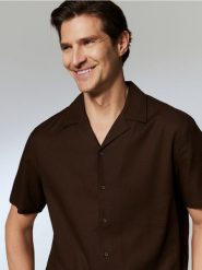 Strukturalna koszula regular fit - ciemnobrązowy. Brązowe koszule Reserved, l, bez wzorów, z bawełny, bez kołnierzyka, bez ramiączek. Za 119.99 zł.