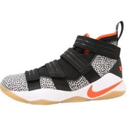 Nike Performance LEBRON SOLDIER XI SFG Obuwie do koszykówki black/team orange/white/atmosphere grey. Buty do koszykówki marki Nike Performance. W wyprzedaży za 471.20 zł.