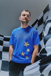 4F T-shirt regular z nadrukiem uniseks 4F x Bartosz Zmarzlik - niebieski XL. Niebieskie t-shirty sportowe 4F, bez wzorów, z bawełny, bez ramiączek. Za 89.99 zł.