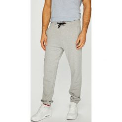 Tommy Jeans - Spodnie. Spodnie materiałowe marki Tommy Jeans. W wyprzedaży za 279.90 zł.