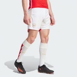 Spodenki do piłki nożnej męskie Adidas Arsenal 23/24 Home. Białe szorty Adidas, l, bez wzorów, z materiału, sportowe. W wyprzedaży za 180.15 zł.