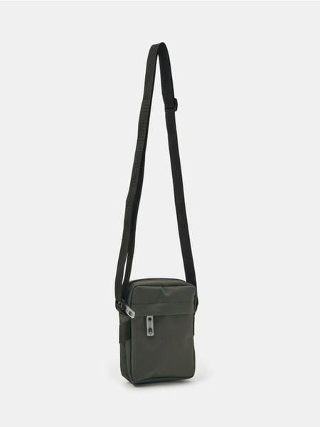 Saszetka na ramię z regulowanym paskiem - khaki. Brązowe torby na ramię Sinsay, bez wzorów, na ramię, małe, bez dodatków. Za 19.99 zł.