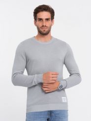 Sweter męski z teksturą i półokrągłym dekoltem - jasnoszary V5 - Rozmiar: XXL. Szare swetry nierozpinane Ombre Clothing, m, z aplikacjami, z bawełny, bez kołnierzyka, bez ramiączek. W wyprzedaży za 59.99 zł.