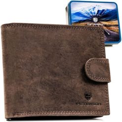 Poziomy portfel męski ze skóry naturalnej w brązowym kolorze zamykany na zatrzask, w zestawie z brelokiem - Peterson. Brązowe portfele Peterson, bez wzorów, ze skóry. Za 99.99 zł.