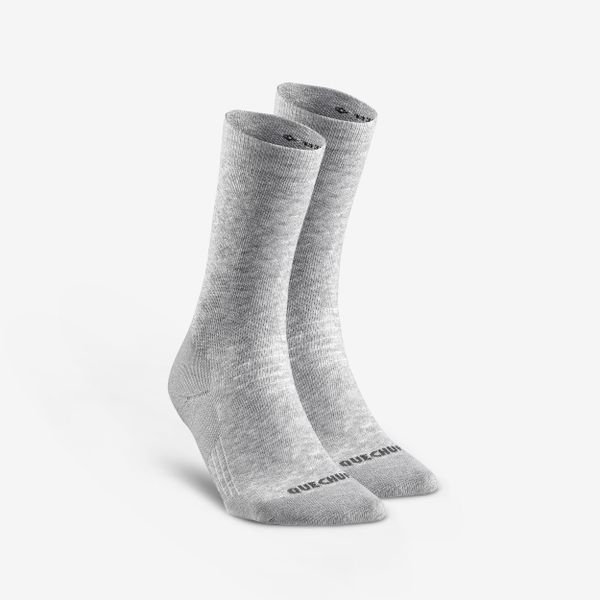 Skarpety turystyczne Quechua SH100 Mid. Szare skarpety QUECHUA, bez wzorów, z elastanu. Za 39.99 zł.